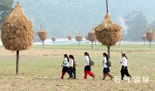 [이훈구 기자의 히말라야 2400㎞]가을걷이 끝난 들판을 건너…