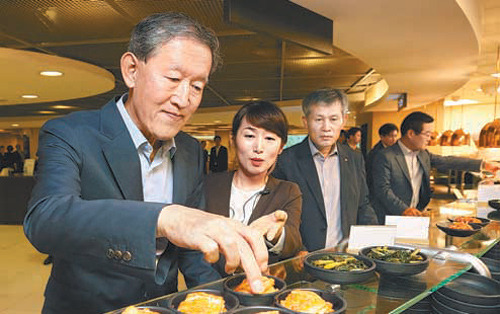 허창수 전경련 회장, 삼성 구내식당 방문