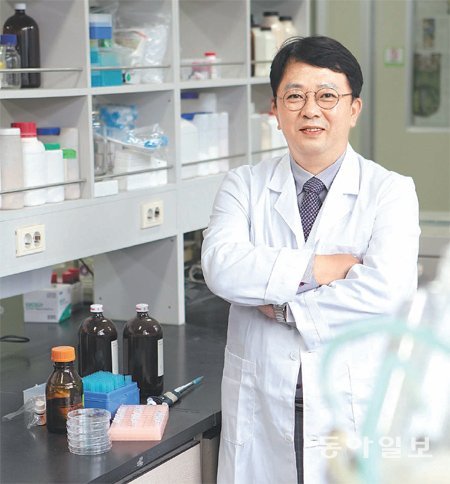 [전북/新명인열전]10년간 2만여종 실험…“살인 진드기 내손안에 있지요”