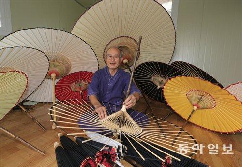 [전북/新명인열전]종이우산 만들기 50년… “이젠 인테리어 소품으로 팔려요”