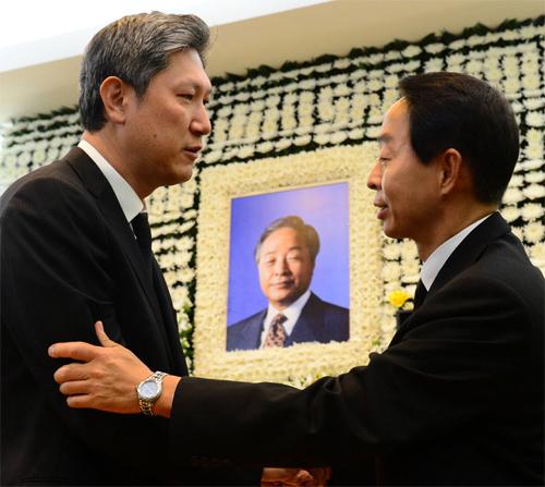 “민주주의 확실히 꽃피우라는 유훈 받들겠습니다”