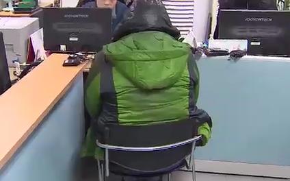[영상]‘초록색 패딩점퍼’ 50대男 , 1호선 종각역서 흉기 난동…경찰 “술 마신 상태”