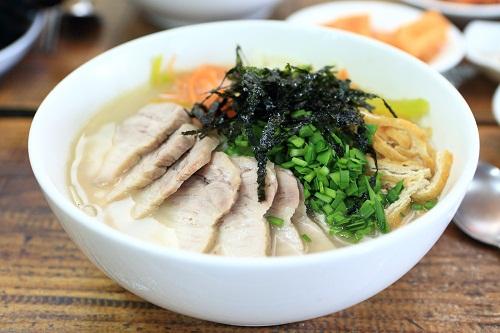 깔끔한 맛과 깊은 정성으로 극찬하는 맛 제주도 고기국수