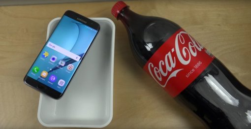 ‘방수폰’ 갤럭시S7 엣지, 콜라에 담갔더니… ‘결과는?’