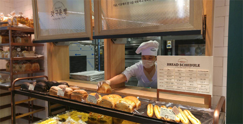 “갓 구운 빵”… 프랜차이즈 빵집의 승부수