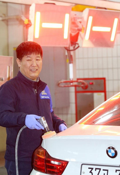 46세 한국인 ‘페인트 마스터’ 매뉴얼따라…전세계 BMW 도장 작업