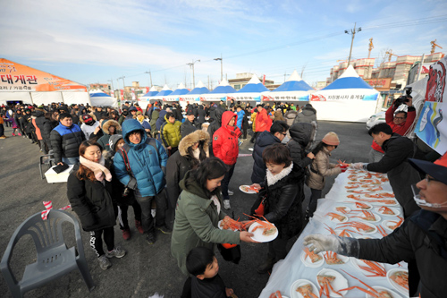 붉은대게 축제 성황