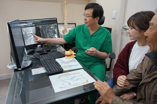 [헬스동아]척추관협착증… 허리디스크… 수술않고 국소마취로 시술