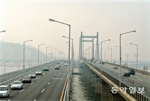 [백 투 더 동아/7월 31일]준공 5개월 앞두고 무너진 신행주대교