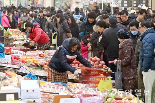 설 제수용품 마련 전통시장 북적