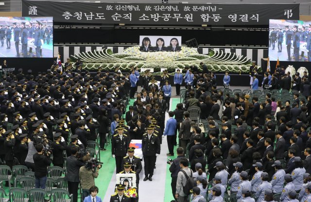 [청계천 옆 사진관]“비통한 심정”…순직 소방공무원 눈물의 합동 영결식