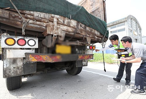찢어진 타이어로…전국 누비는 22년 노후 화물차 ‘아찔’