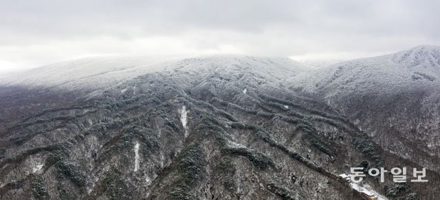 [드론으로 본 제주 비경]굽이굽이 산줄기가 겹겹이 쌓인 듯