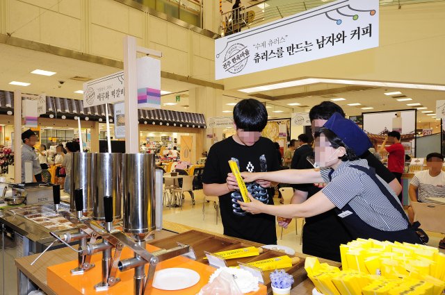 장바구니와 쇼핑카트만 있던 마트에…딤섬 맛집이?