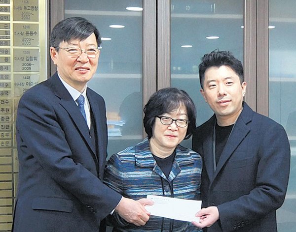 ‘국민주치의’ 윤방부 박사 아산충무병원 재단회장 영입 外