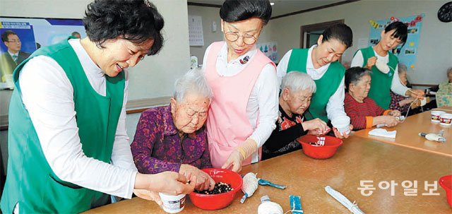 휴일 잊은 요양시설 자원봉사자들