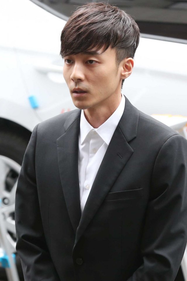 경찰 출석 로이킴, 얼굴은 ‘수척’ 머리는 ‘단정’…긴장한 모습 역력