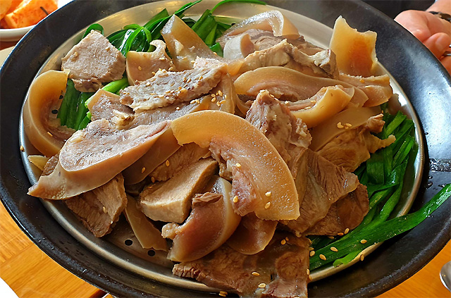 [임선영 작가의 오늘 뭐 먹지?]쫀득한 수육 한 점에 소주 한 잔, 캬~