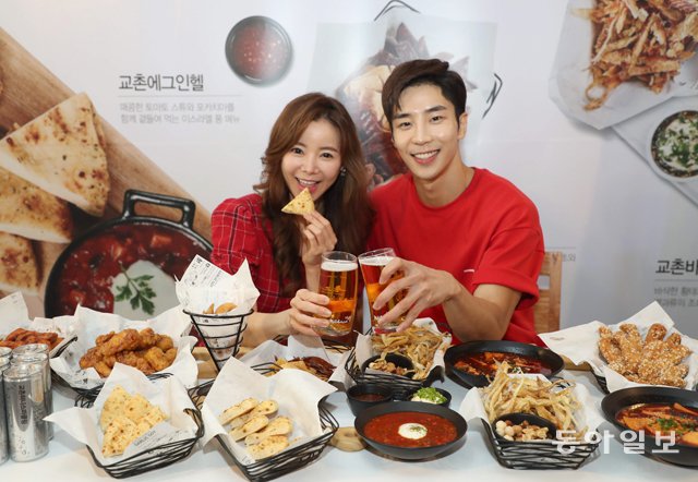 “교촌치킨 새 메뉴 맛보세요”