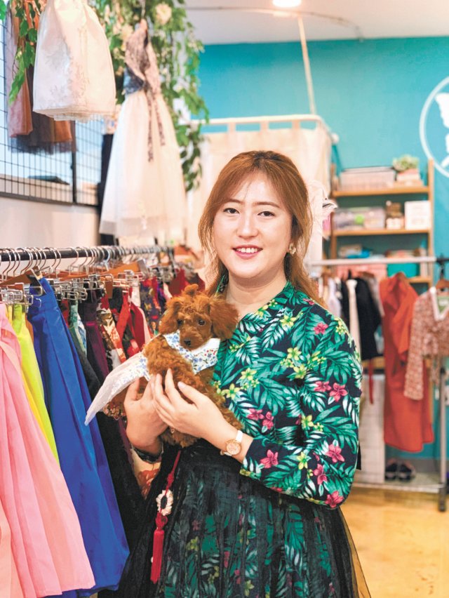 전통-현대 조화 이룬 모던한복 나풀나풀… 외국인도 “원더풀”