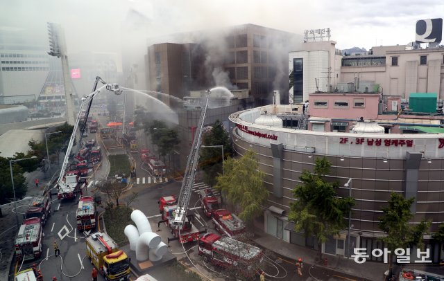 [청계천 옆 사진관]동대문 제일평화시장 화재…10시간 넘게 진화작업
