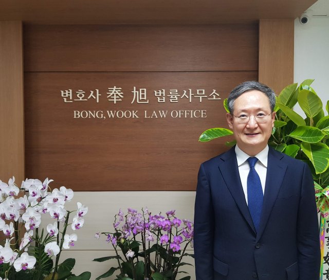 봉욱 前대검차장, 변호사 새 출발…“檢 경험 바탕, 사건 해결할 것”