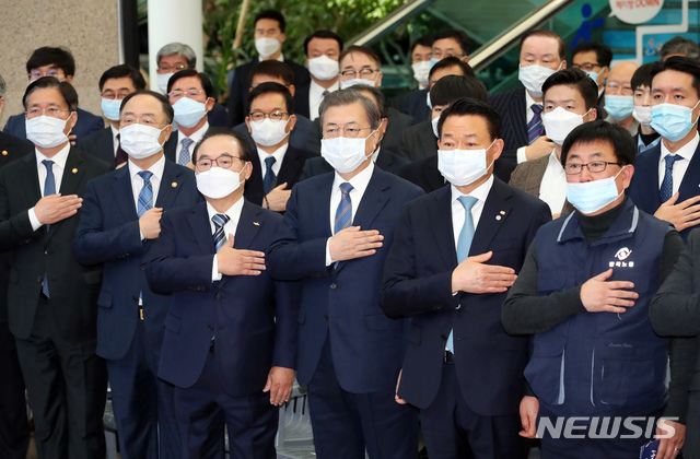文대통령 참석 행사 마스크 물결…발열 내빈 2명 입장 제지