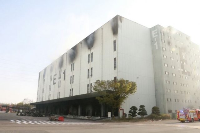 소방 “군포 물류센터 화재, 잔불 정리…꽁초 원인 추정”