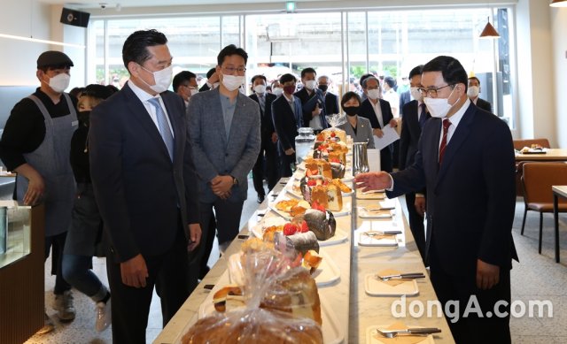 하이트진로, 청년 자립 지원 위한 베이커리 카페 ‘빵그레’ 정식 오픈