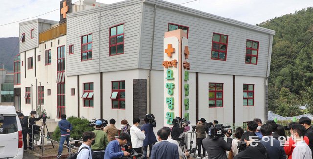 부산 요양병원 53명 집단확진… 노인-정신병원 검사 확대