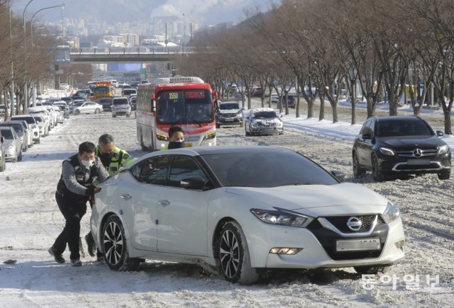 서울 도로서 4시간 갇혔는데… 제설 인력은 오지 않았다
