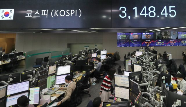 코스피 3200선도 돌파…‘대장주’ 삼성전자 9만원 넘어