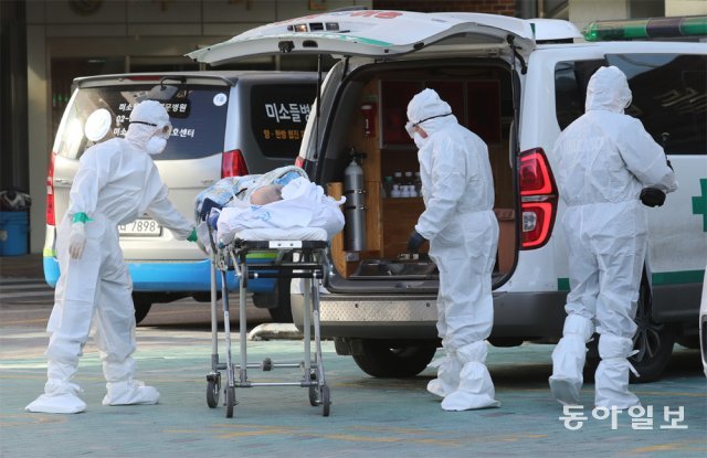 요양시설 고령 확진자 대거 옮기자… 병원들 ‘간병 대란’