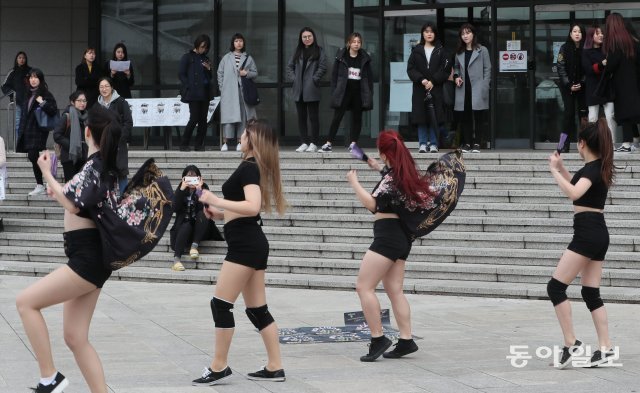낭만마저 사라지나? 대학 동아리 모집도[청계천 옆 사진관]