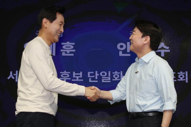 吳 “야권 분열” 安 “진정성 갖고 있나”…험난한 야권 단일화 [청계천 옆 사진관]
