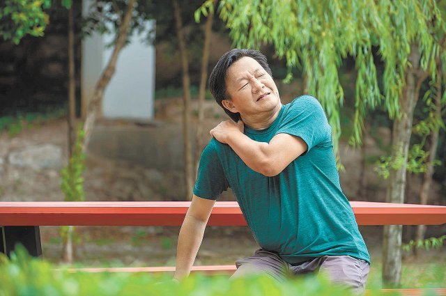 [꽃중년의 건강]50대 들어 갑자기 ‘고장난 어깨’… 평소 만세-스트레칭 운동을