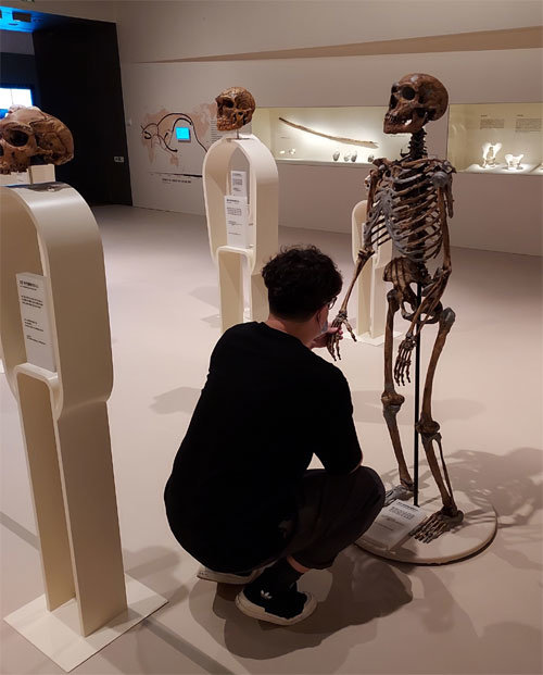 백제 토기 만지기… 석기 조각 붙이기… “체험형 전시 재미있네요”