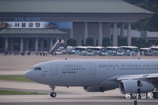 청해부대원 301명 귀환…軍수송기 성남 서울공항 도착