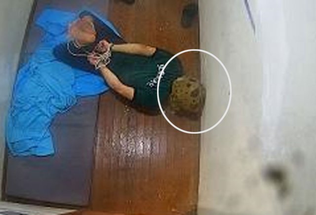 구금된 난민신청자에 ‘새우꺾기’ 고문