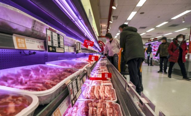 삼겹살 가격 28% ↑, 치킨-피자도 올랐다…밥상물가 비상