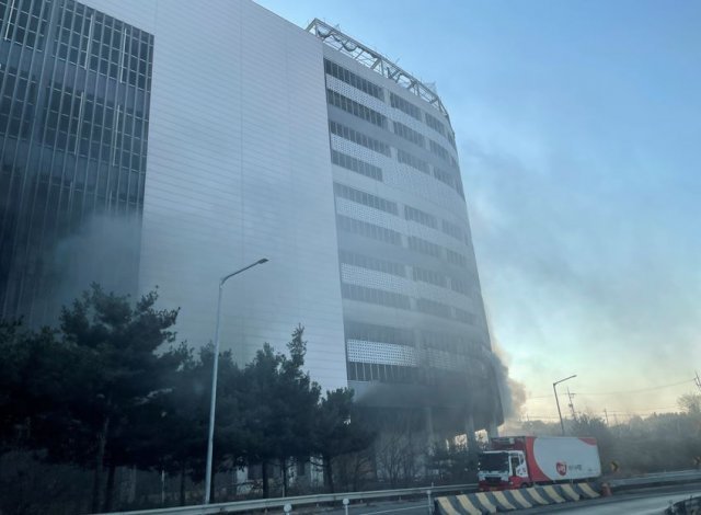 평택 냉동창고 화재 현장서 소방관 3명 연락 두절 (영상)