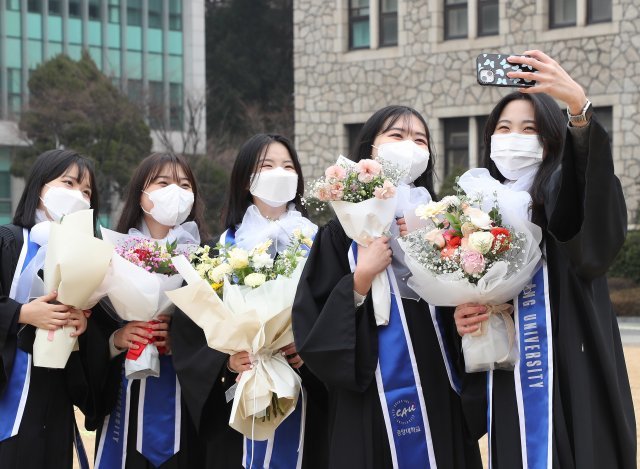 “올해도 조용하게”…코로나 속 거리두기 졸업식[청계천 옆 사진관]