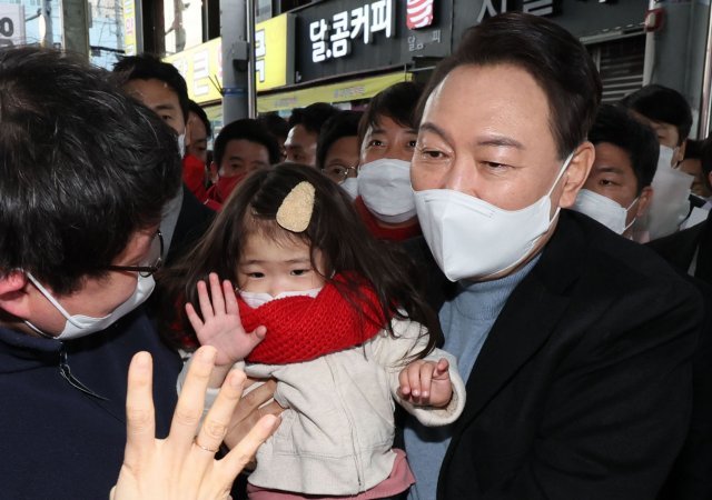 포항 죽도시장 다시 찾은 윤석열 ‘당선자 어퍼컷’[청계천 옆 사진관]