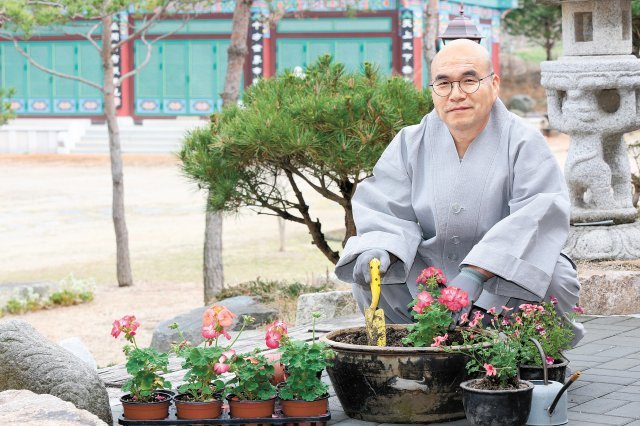 “호미 들고 땀 흘려야 즐거움 커… 꽃이나 사람이나 피는 계절 달라”