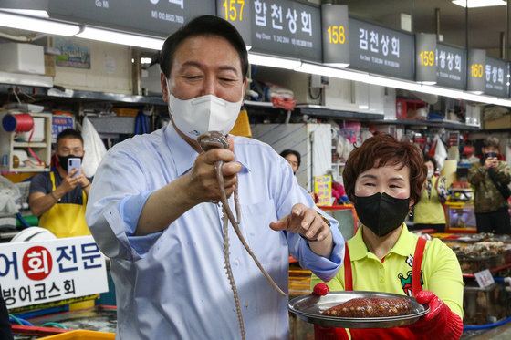 자갈치시장 방문한 尹, 낙지 잡아들고 전복 시식