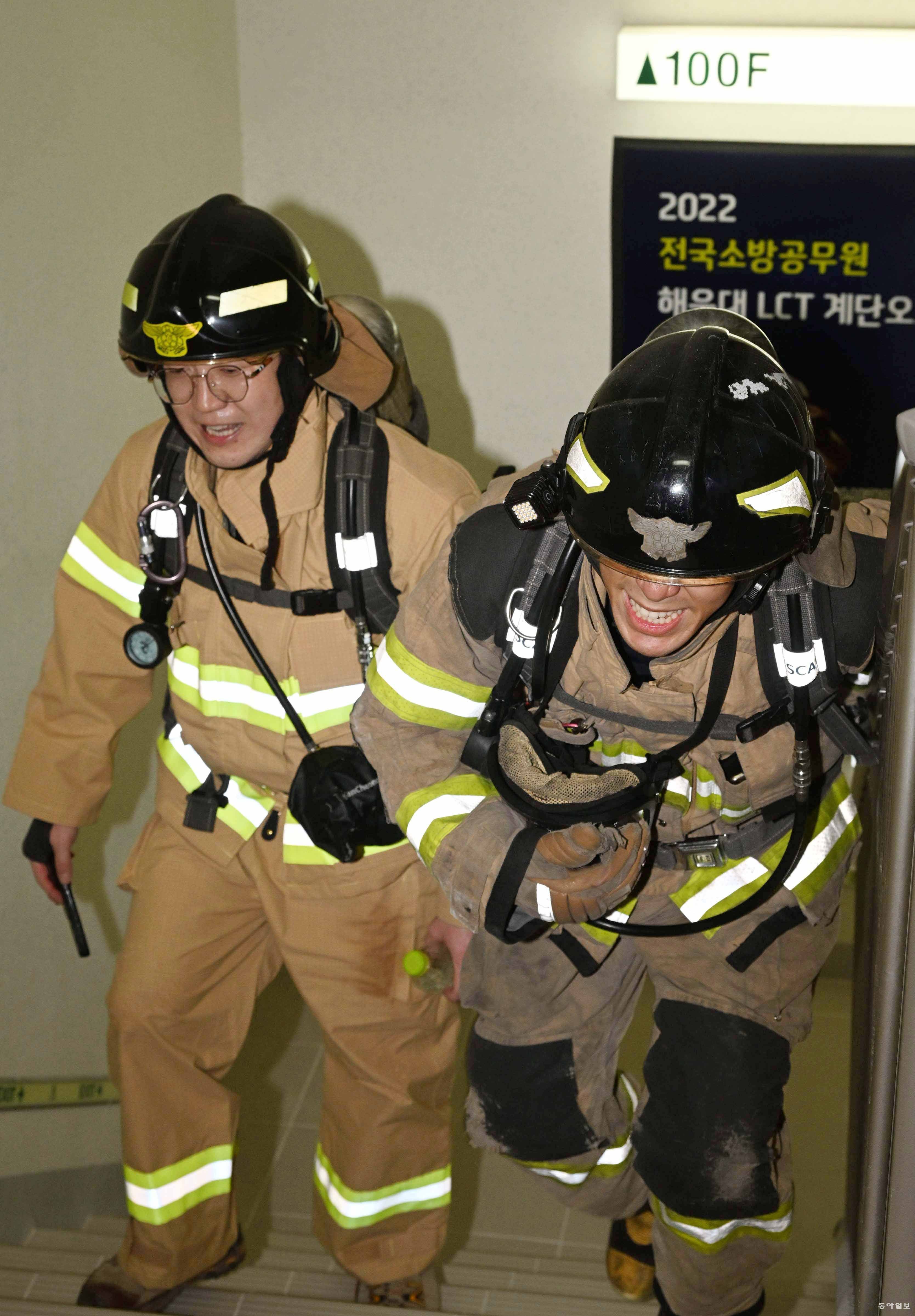 [르포]20㎏ 산소탱크 메고…소방관 670명, 101층 뛰어오르다