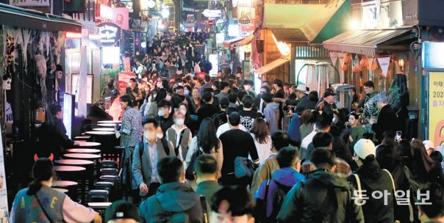 거리두기 해제후 첫 핼러윈… 인파 몰린 이태원
