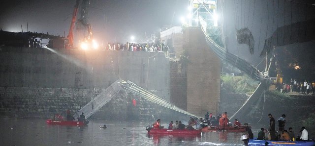 몰려든 축제 인파에 印 다리 와르르… 최소 141명 숨져