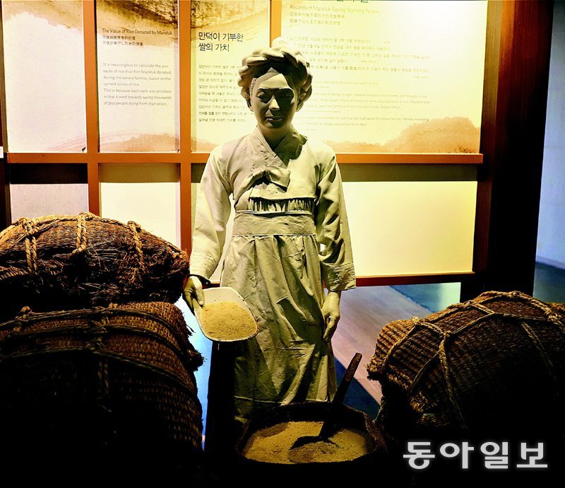 재산 털어 수천명 살린 김만덕, 포구의 붉은 노을 ‘할망’의 마음일까[전승훈 기자의 아트로드]