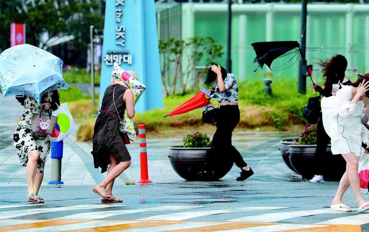 ‘초속40m 강풍 - 600mm 물폭탄’ 태풍 오늘 한반도 관통